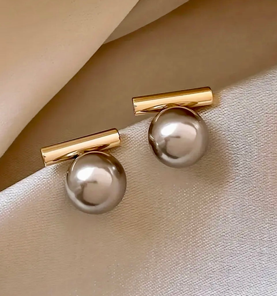 Fashion pearls earrings