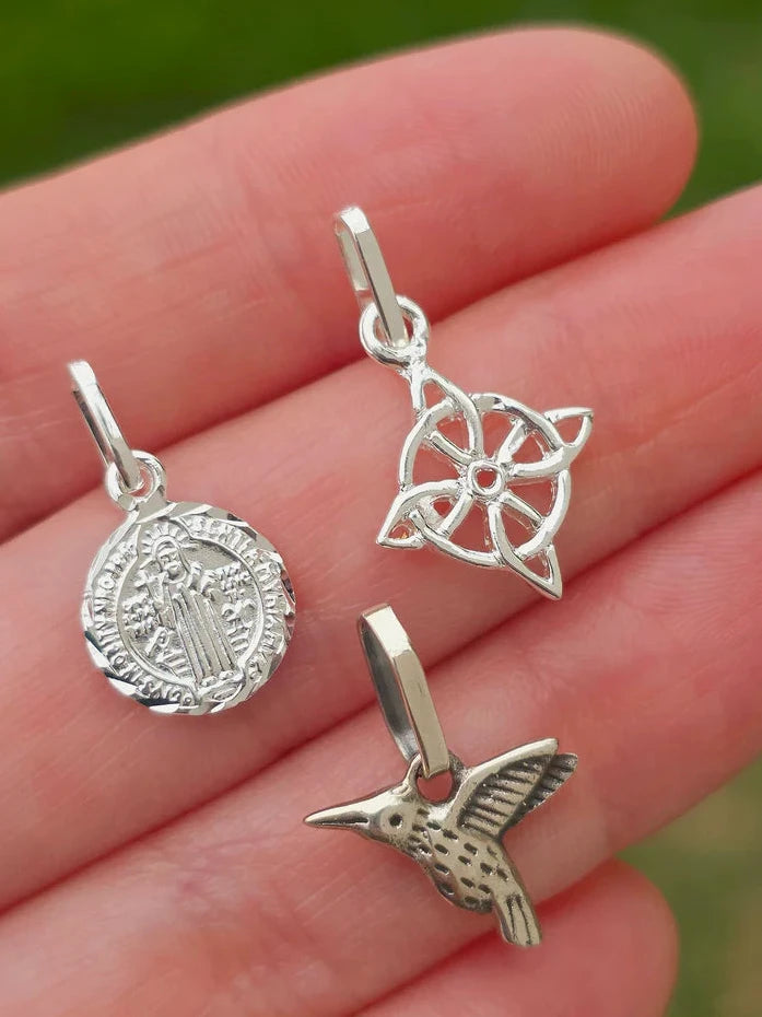 .925 Sterling silver Saint Benedict, colibrí and witch Knot pendant