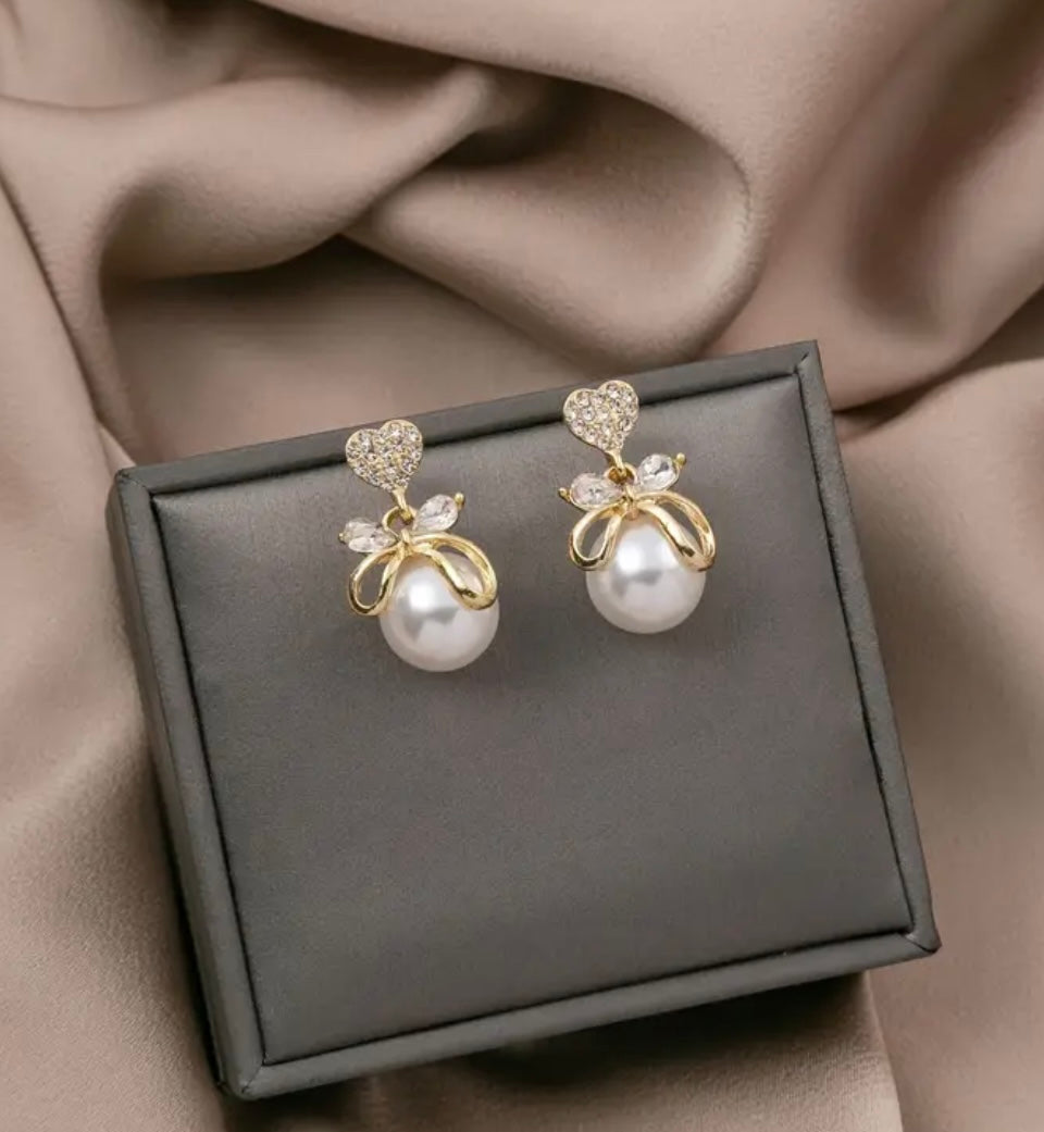 Fashion pearls earrings