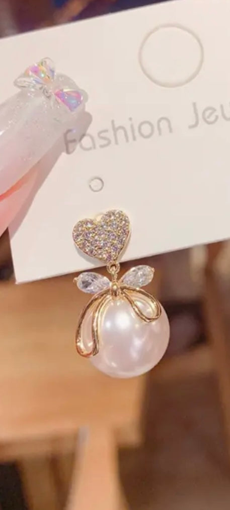 Fashion pearls earrings