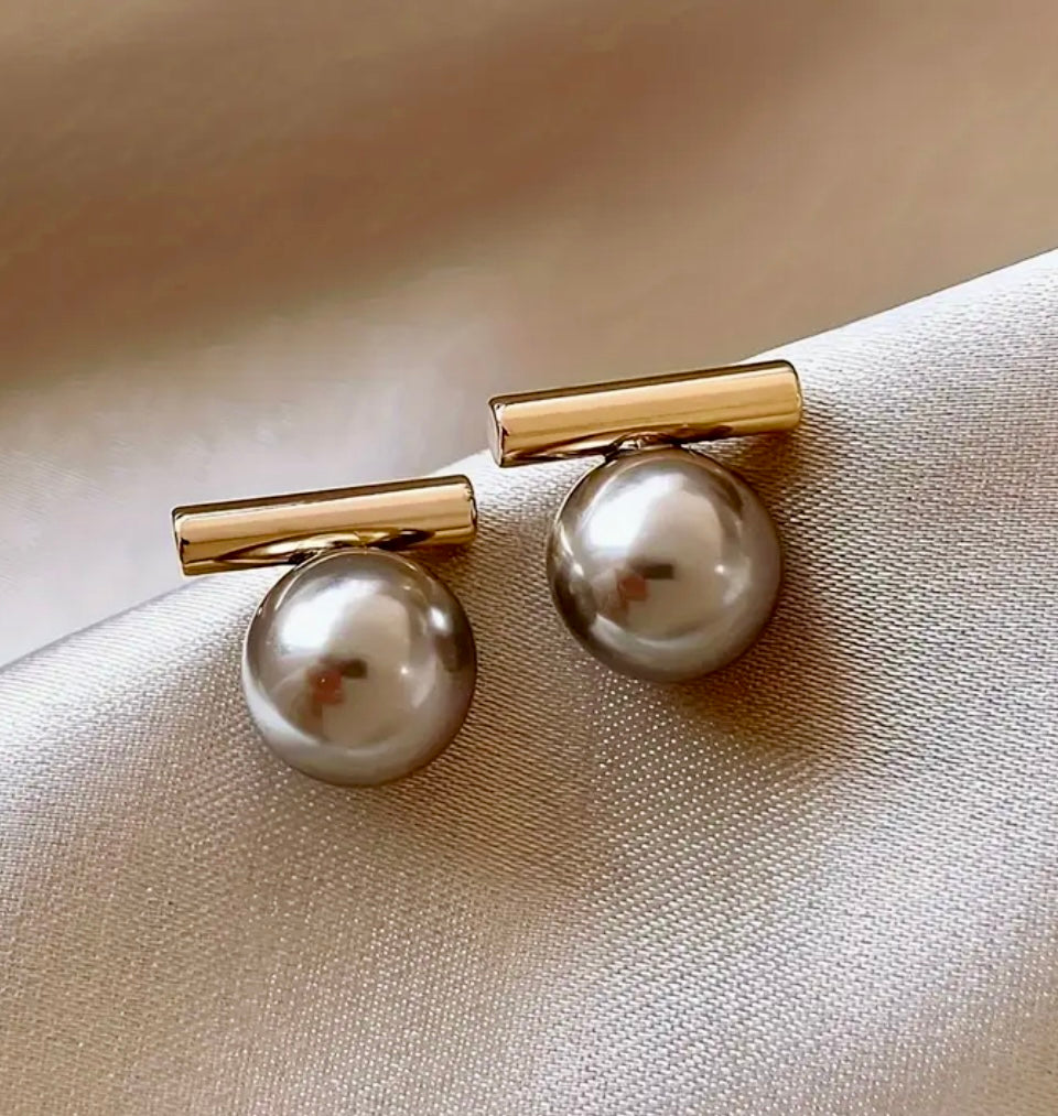 Fashion pearls earrings
