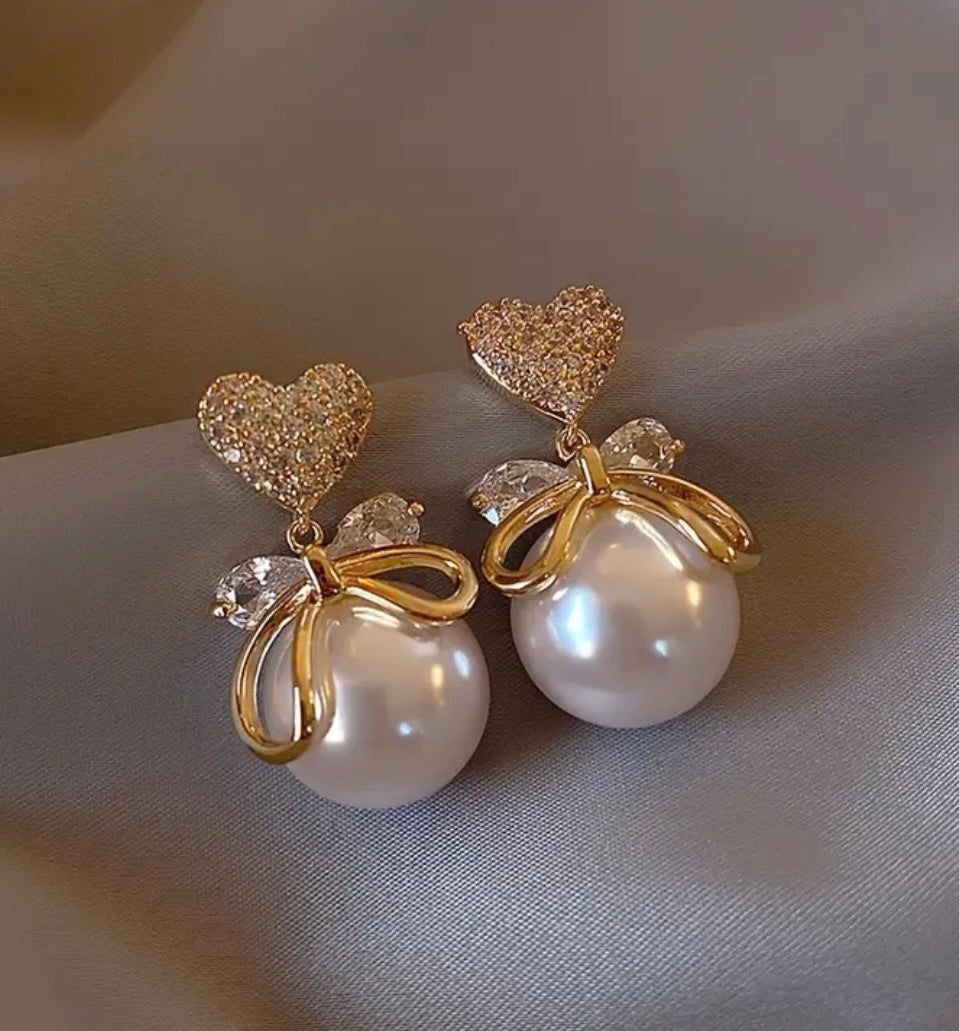 Fashion pearls earrings