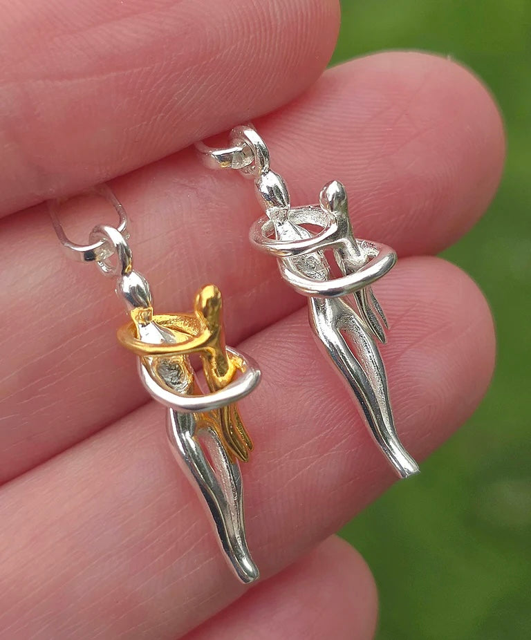 .925 Sterling silver hug mom pendant