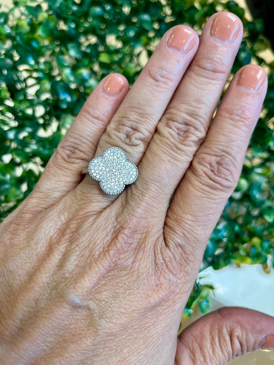 18k clover ring